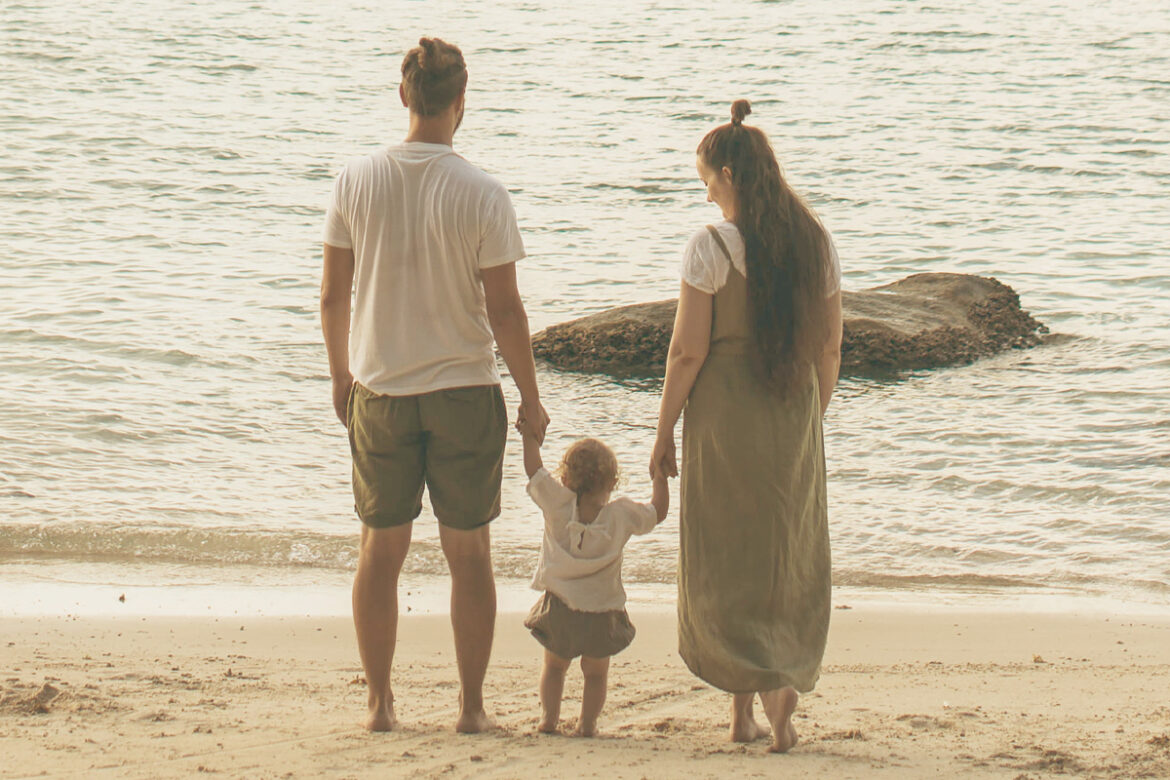 Ortsunabhängig leben und arbeiten als Familie: Planung, Finanzierung, Schule, Versicherungen & Co.